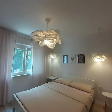 Vesel Apartment
